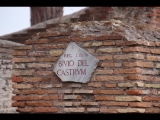 04840 ostia - regio i - via della foce - bivio del castrum - schild - 09-2023.jpg